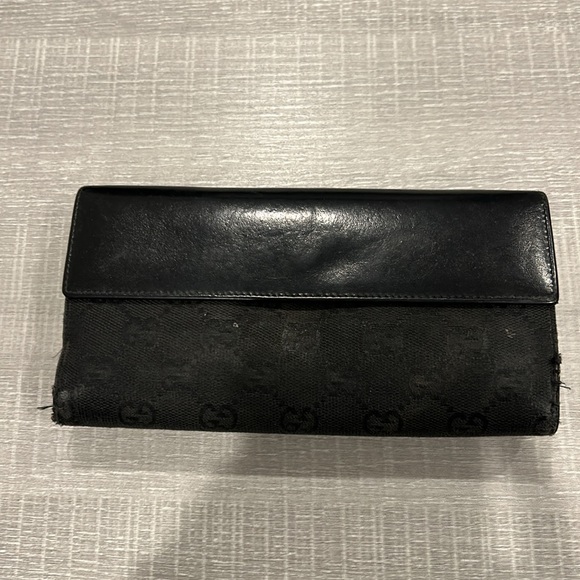 Authentic vintage Gucci wallet. Black with GG logo. Fair condition. Worn a littl - Picture 2 of 8